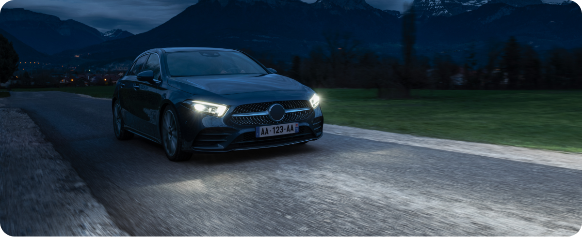 Des femmes portant des écouteurs True Wireless au bord de la mer